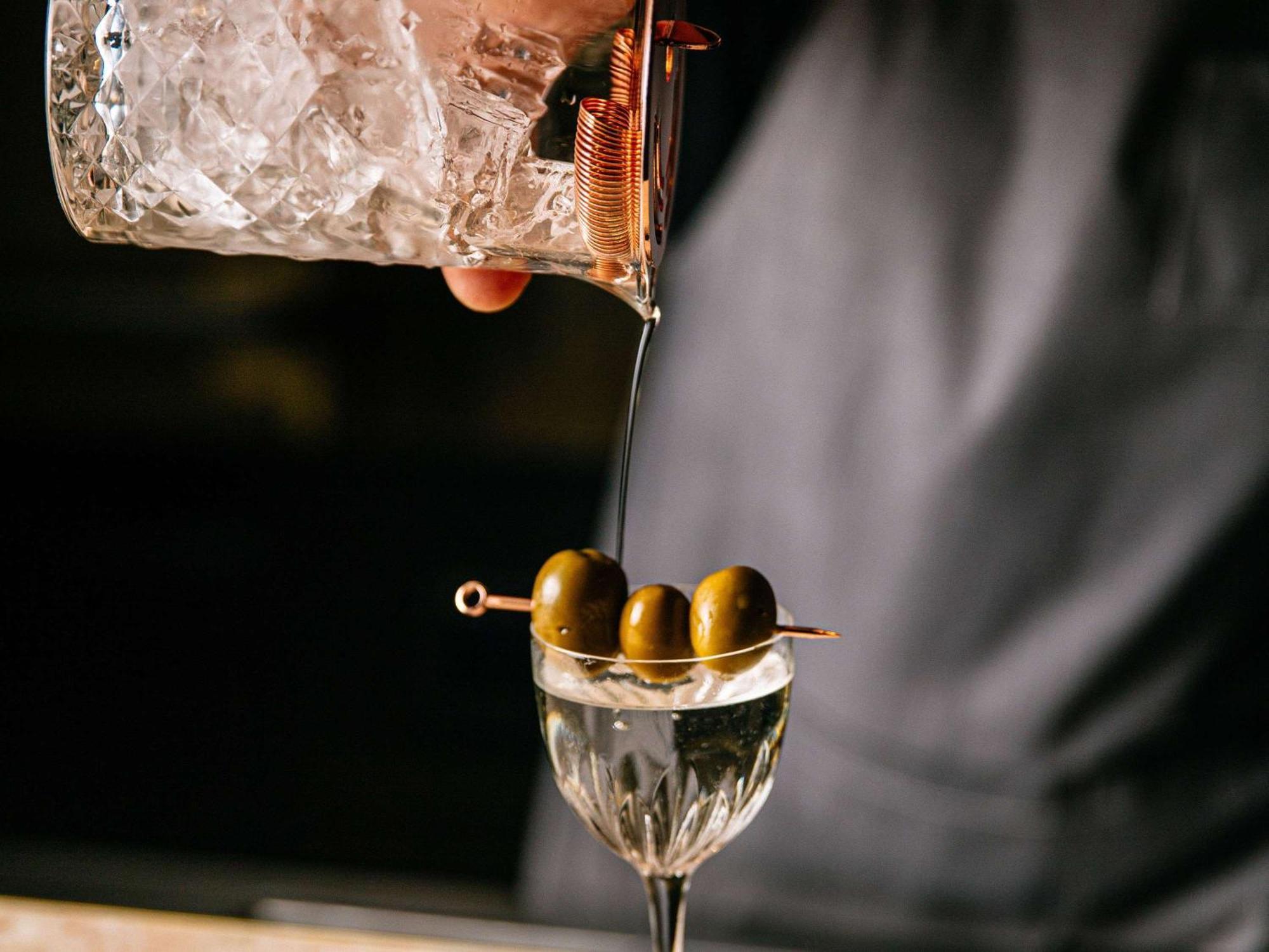 Pullman Melbourne City Centre מראה חיצוני תמונה A martini being poured