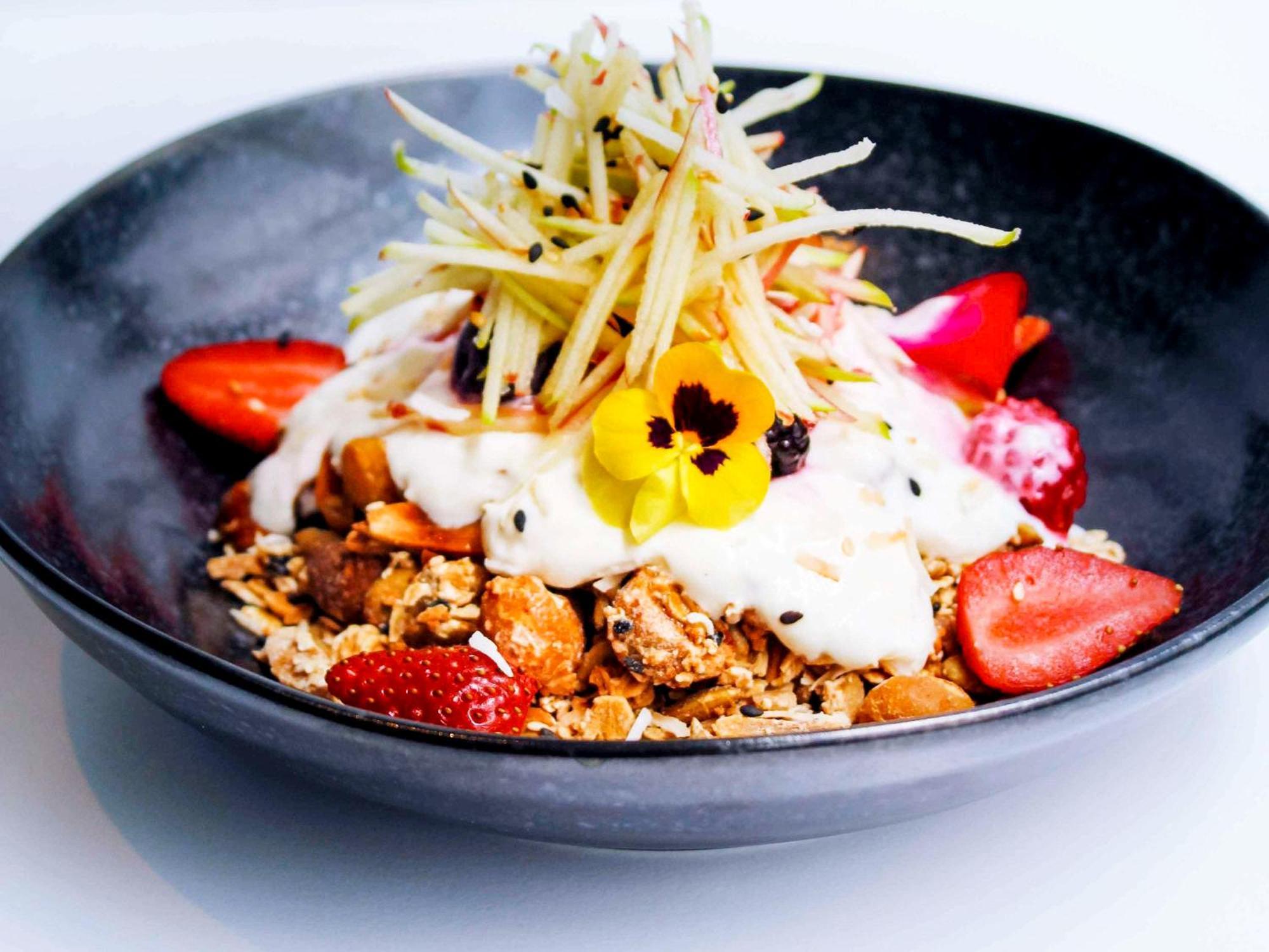 Pullman Melbourne City Centre מראה חיצוני תמונה Muesli with yoghurt and fruit