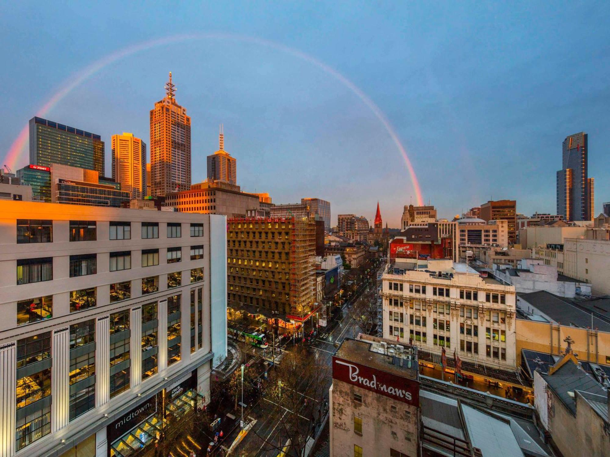 Pullman Melbourne City Centre מראה חיצוני תמונה A double rainbow over Melbourne, Australia