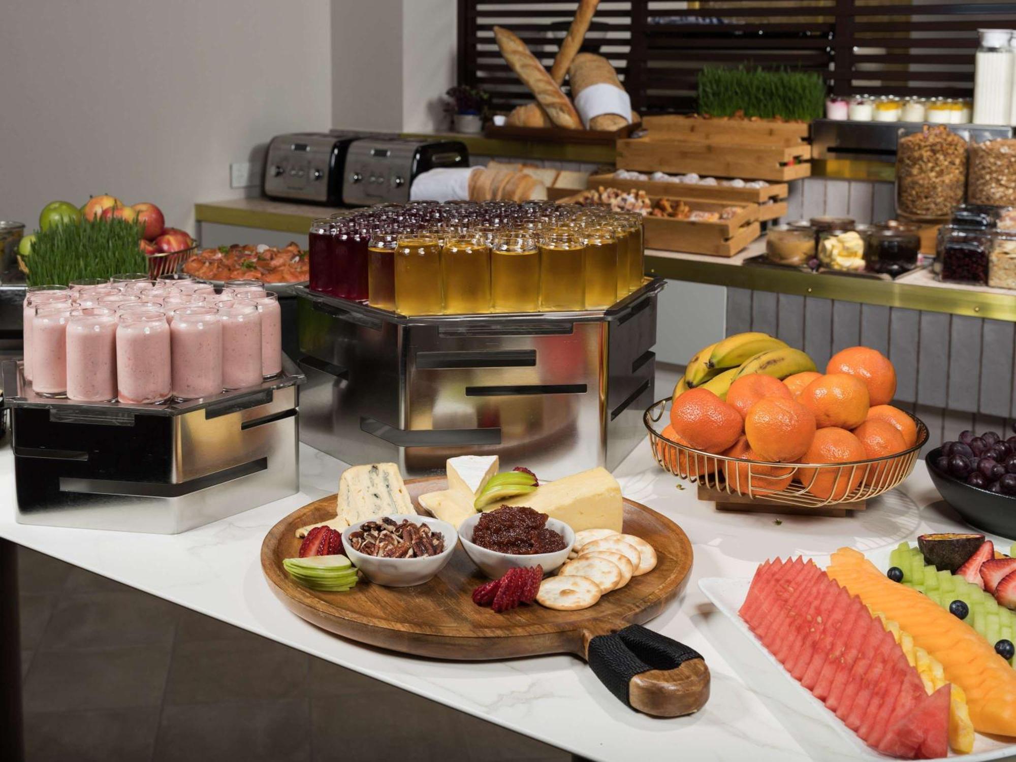 Pullman Melbourne City Centre מראה חיצוני תמונה A buffet at a hotel