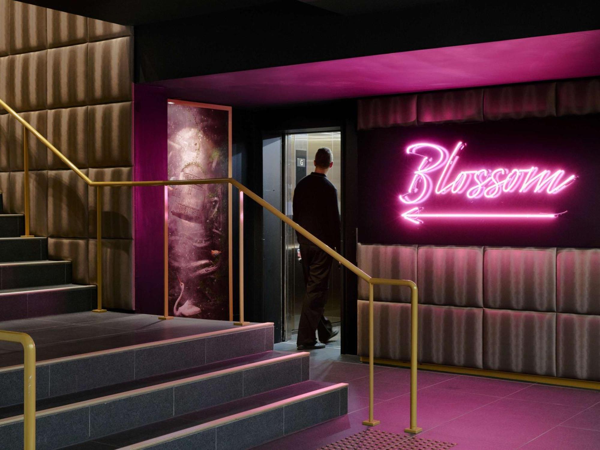 Pullman Melbourne City Centre מראה חיצוני תמונה The entrance to the nightclub