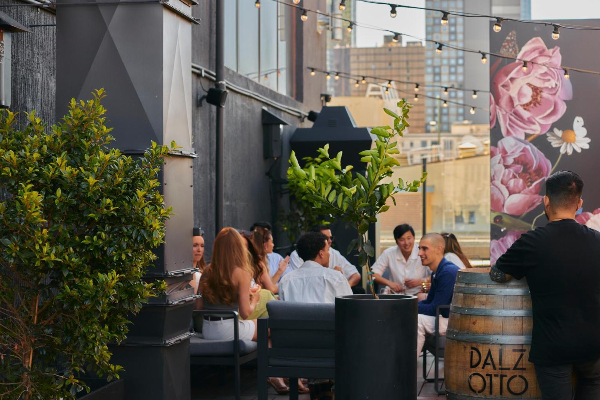 Pullman Melbourne City Centre מראה חיצוני תמונה The rooftop bar at the Hotel Indigo